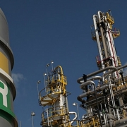 Petrobas bán nhà máy lọc dầu Repar