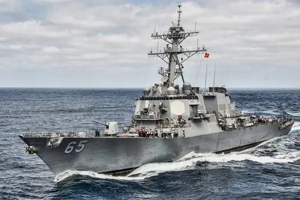 Mỹ xác nhận tàu khu trục USS Benfold đã vào Biển Đông. (Nguồn: Larazon)