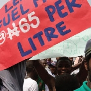 Nigeria hoãn bãi bỏ trợ cấp nhiên liệu