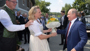 Cựu Bộ trưởng Ngoại giao Áo Karin Kneissl rời khỏi Hội đồng quản trị của Rosneft
