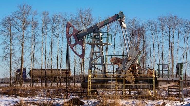 Giá dầu biến động trước triển vọng thị trường không chắc chắn